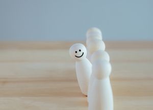 Charla Salud Mental en el Trabajo - Bienestar para Equipos Sostenibles SKOLAE Formación