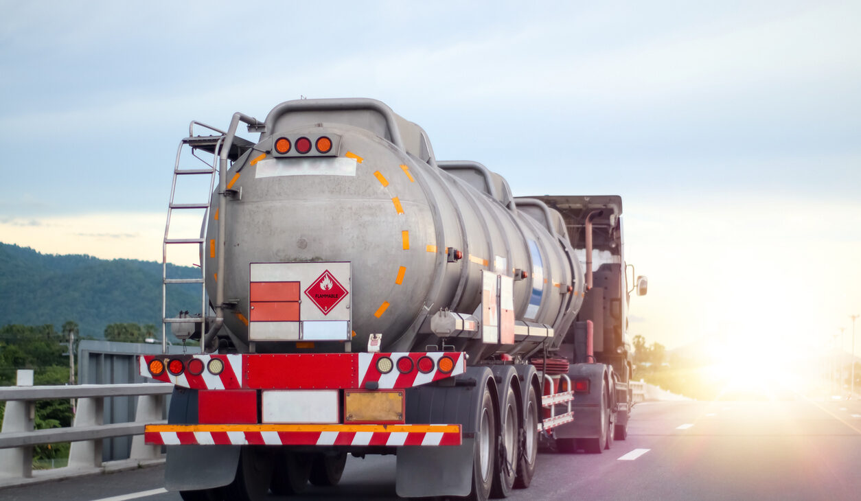 Transporte de Mercancías Peligrosas: Normativa, Seguridad y Gestión